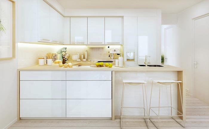 vitlackerat kök med vit fasad och ö och bänkskiva i trä, ledd stänkbelysning, skandinavisk stil