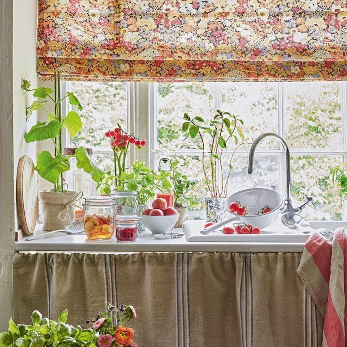 مطبخ قديم ، ديكور ريفي مع سطح عمل أبيض ، طباعة زهور شفافة ، أسلوب رث أنيق ، زهور وفواكه طازجة