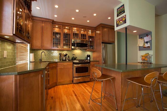 kompletná kuchyňa so spotrebičmi, drevená podlaha, škandinávske stoličky, stena s dreveným úložným priestorom