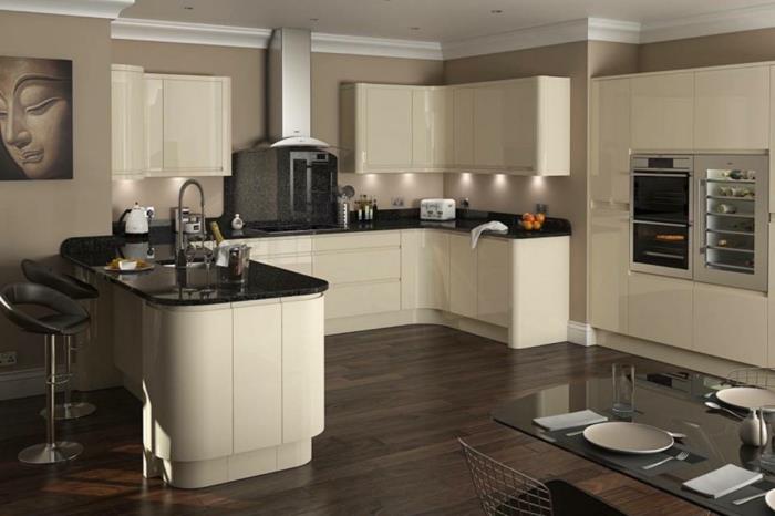 moderne vybavená kuchyňa, biely a čierny pracovný pult, drevená podlaha, vstavané spotrebiče