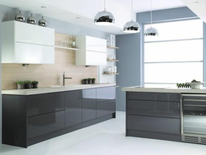 ultramoderná-antracitová-šedá-kuchyňa-antracitová-šedá-kuchynský nábytok-modrá-farba-na stenu-a-biela-dekoratívne prvky