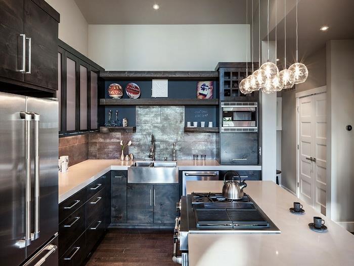 malá kompaktná kuchyňa, okrúhle závesné svetlá, moderný dizajn chladničky, úložný priestor v kuchyni