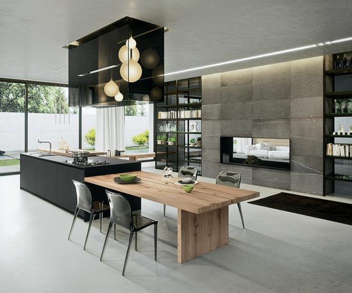 stôl zo svetlého dreva, akrylové stoličky, otvorená kuchyňa v modernom dome