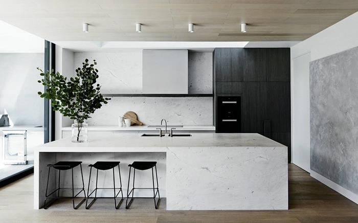 moderná centrálna ostrovná kuchyňa čierne stoličky biely ostrov splashback biely kuchynský nábytok bez úchytiek