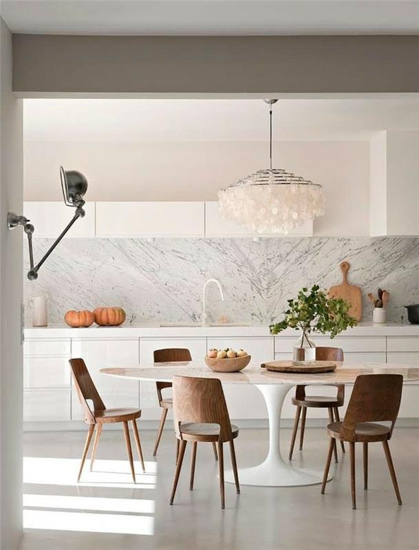 Škandinávska kuchyňa, drevené stoličky, stôl tulipánov, biely úložný priestor, nástenný výklenok s minimalistickým úložným priestorom