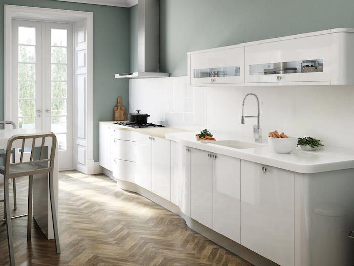 exempel vitlackerat kök med vitt stänk, brun parkett, gröna väggar, vita fladdermöss i rostfritt stål