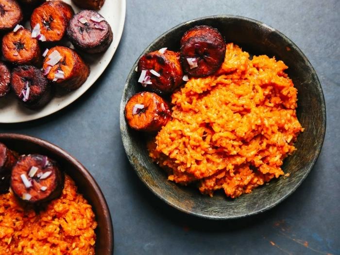 فكرة طبق أفريقي أصلي يمكن صنعه بسهولة ، مثال على الأرز الأبيض مع التوابل الأفريقية مع زبدة الفول السوداني والكركم