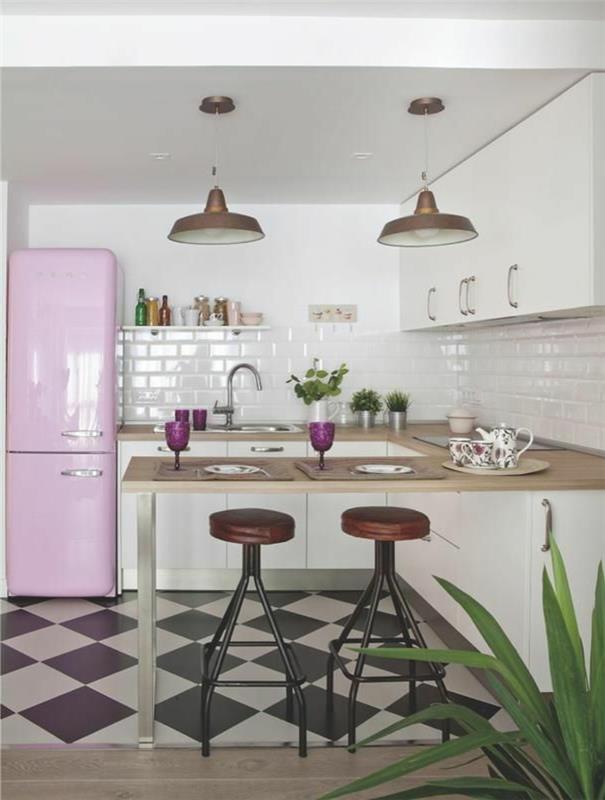 moderná kuchyňa-s-bielo-čiernymi dlaždicami-zelená-rastlina-interiér-stropná lavica