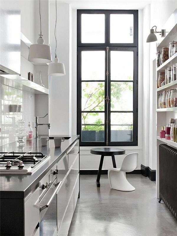 moderná kuchyňa-s-veľkými oknami-a-leroy-merlin-betón-voskovaná-sivá
