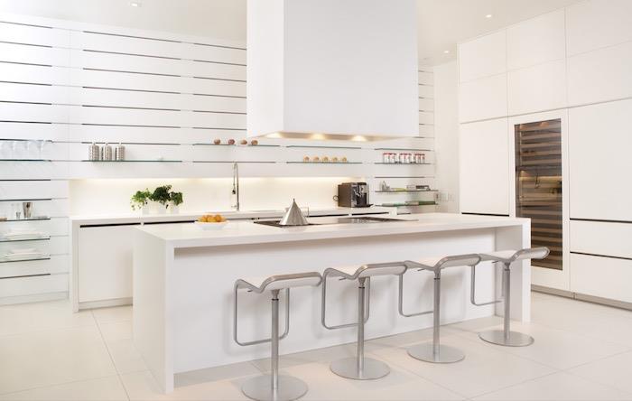 Exempel på vitlackerat kök med vit stång och pallar i rostfritt stål, glashyllor, vit dammsugare
