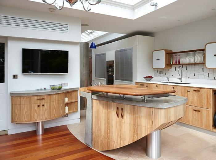 drevený kuchynský nábytok, drevená podlaha, biela farba, veľké strešné okno
