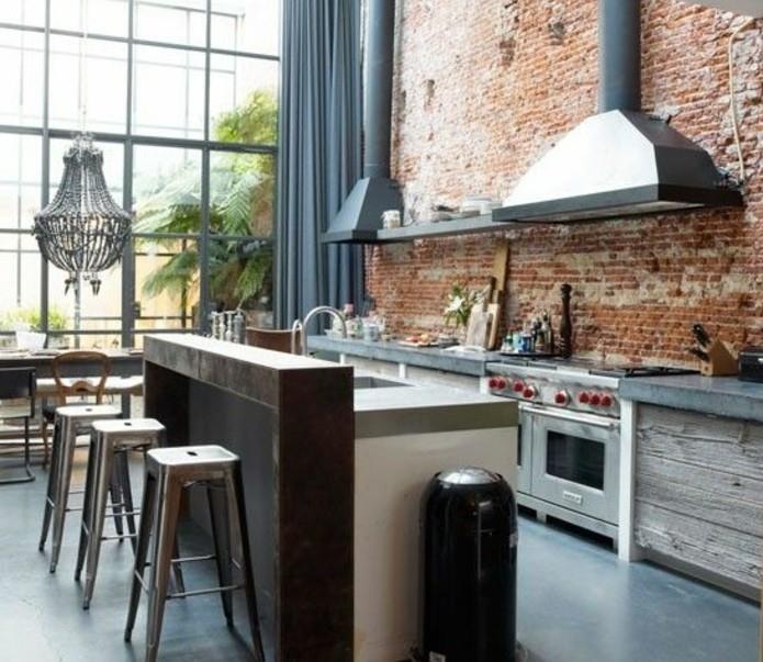 moderná kuchyňa v priemyselnom podkroví v štýle tehlovej steny dekoračné prvky v dreve a priemyselné stoličky