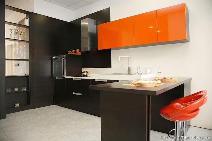 modernt kök med bruna och orange möbler