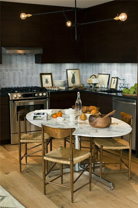 modernt-svart-kök-vit-marmor-bord-kök-parkett-golv-trä-stol