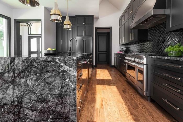 čiernobiela kuchyňa s drevenými podlahami, moderné nápady na zdobenie kuchyne so stredovým ostrovom