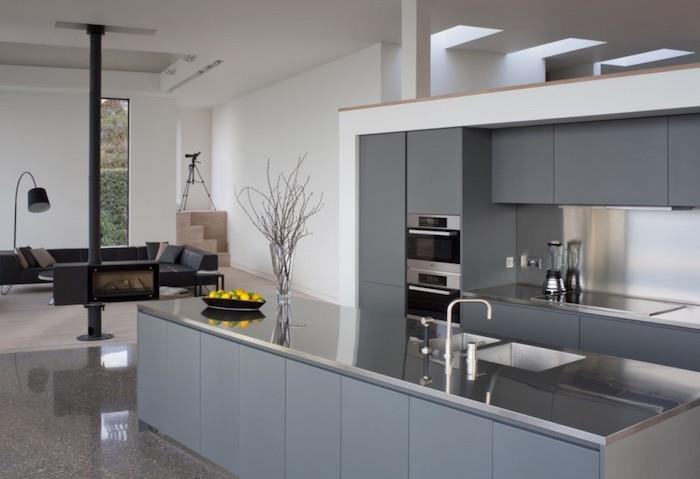 otvorená kuchyňa obývacia izba s dizajnovým centrálnym ostrovom