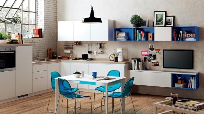 مطبخ أبيض صغير ، مطبخ صغير للاستوديو ، كراسي أكريليك زرقاء ، طاولة بيضاء ، أرضية خشبية ، رف مكعب