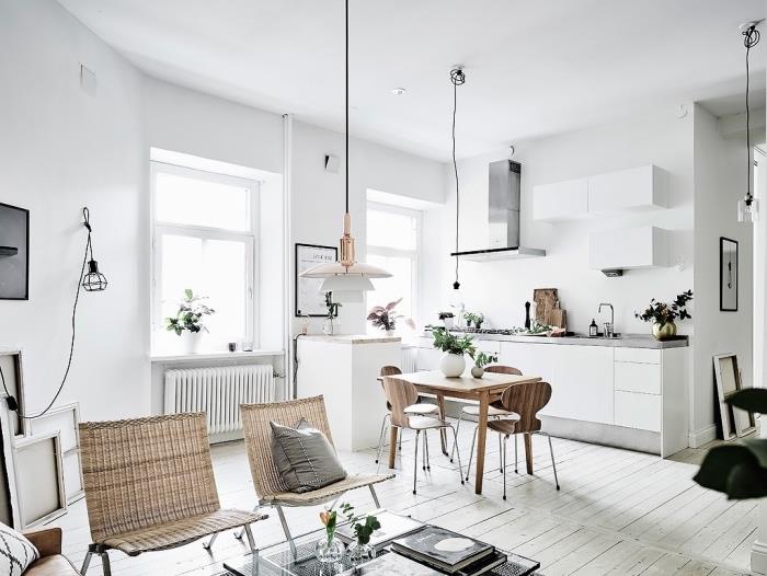model kuchyne otvorený do obývačky, škandinávska inšpirácia, svetlé parkety, biela kuchynská fasáda, drevený stôl a stoličky, originálne závesné svetlá