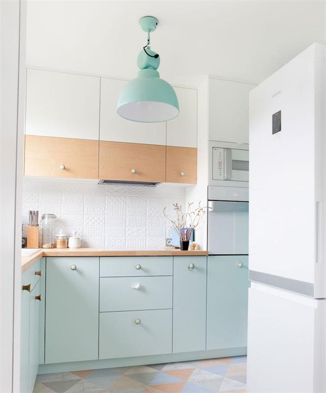 نموذج مطبخ رخيص مع خزانة قاعدة زرقاء فاتحة فاتحة وخزائن عالية بيضاء وخشبية وأرضية مع مثلثات ملونة