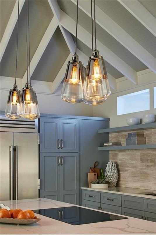 kök-utrustat-med-central-ö-grå-kök-hängande-lampor