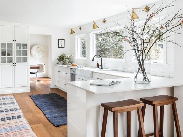 biela vybavená kuchyňa kuchynský koberec podlaha s dreveným vzhľadom dlažba ostrovný bar drevené stoličky
