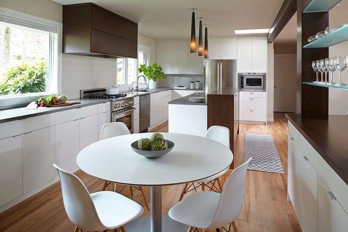 moderne vybavená kuchyňa biele okrúhle jedálenské stoly stoly sivá pracovná doska hnedé skrinky