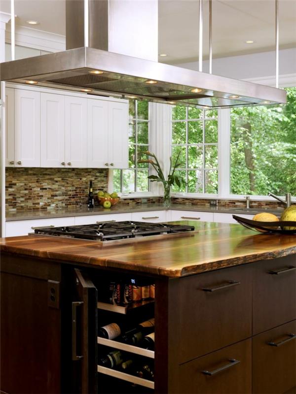 مطبخ مجهز غير مكلف وجزيرة خشبية وغطاء معلق ونافذة كبيرة وخزائن بيضاء
