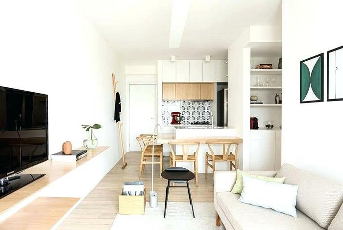شقة بيضاء جميلة ومطبخ صغير للاستوديو وكراسي خشبية وجزيرة مطبخ أبيض وأريكة خمر