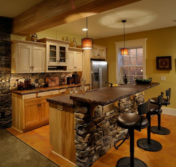 rustikt kök, exponerad sten, träbalk, gräddfärgade hängande skåp