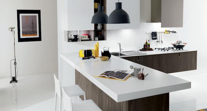 Americký kuchynský bar otvorený do obývačky s minimalistickým barom v škandinávskom štýle