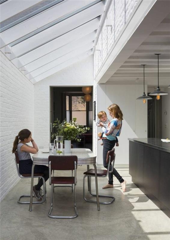 kök-under-lutning-vit-vaxad-betong-golv-glas-tak-billigt-på-taket