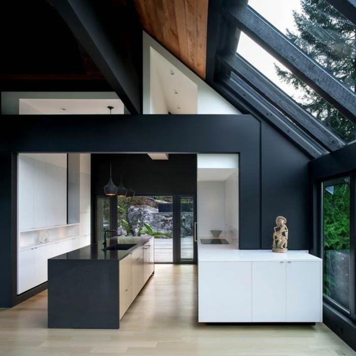 kök-under-sluttning-golv-med-ljus-parkett-trä-kök-möbler-interiör-glas