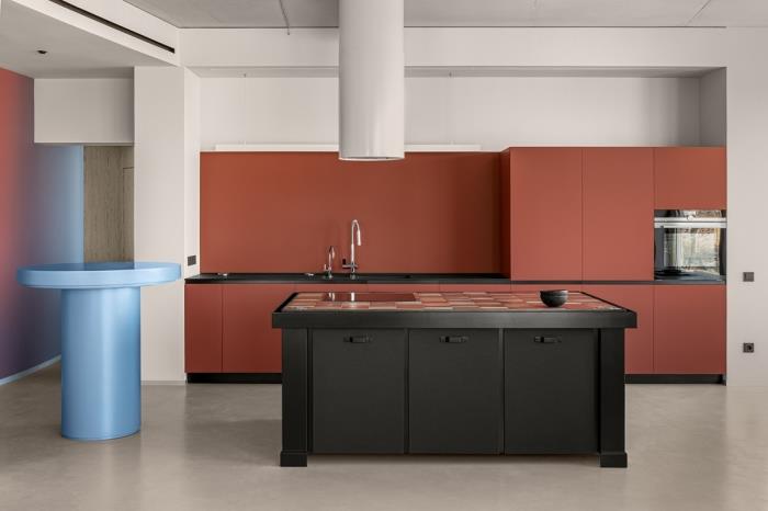 terakotová výzdoba kuchyne moderná kuchyňa rozloženie dlhá kuchyňa s matnou čiernou centrálnou ostrovnou bielou a čiernou výzdobou kuchyne