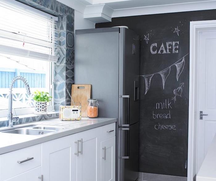 moderna köksmodeller, väggdel ommålad med skifferfärg, vitt skåp, grå bänkskiva, geometriskt mönster backsplash, kylskåp i rostfritt stål