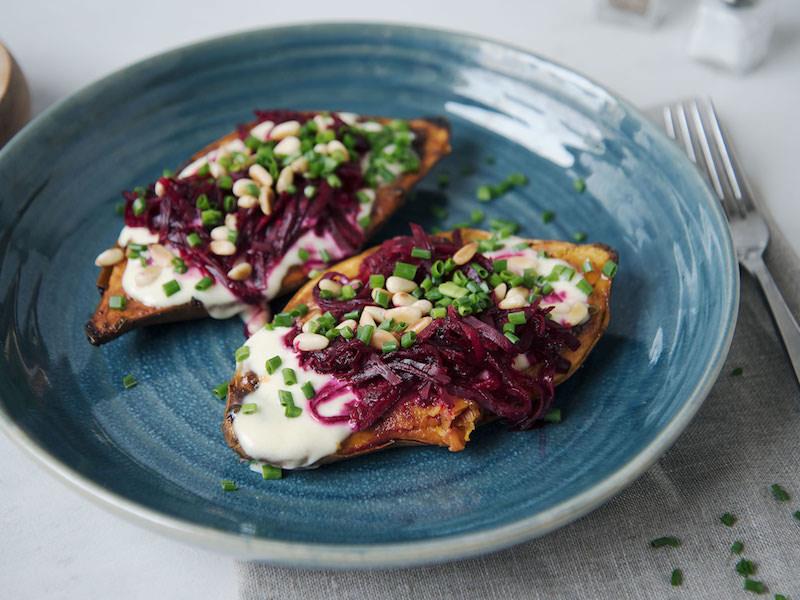 baka sötpotatis med rödbetslök och yoghurt