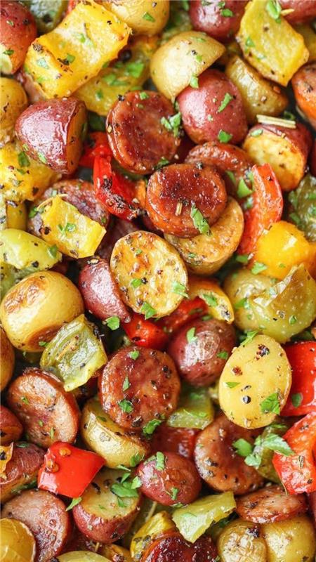 varenie zemiakov a zemiakov s bylinkami a paprikou