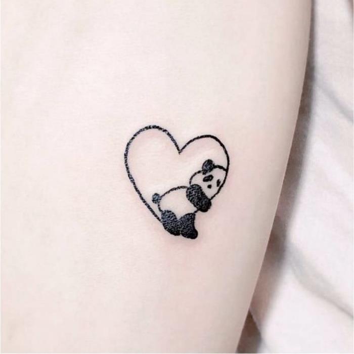 Tatuaggi sul polso, disegno cuore con panda, idea tattoo donna