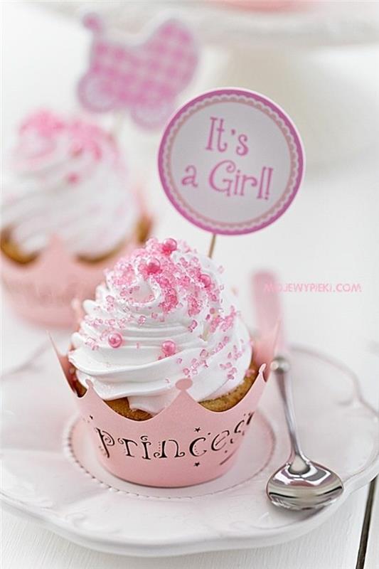 ružové pečivo s čerstvým krémom s cukrom zafarbené na ružovo, ružové perly pre dievčatko, koláčový koláč s kovovou nádobkou s vytesanými písmenami princezná, dievčatko