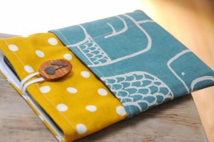 Regali fatti a mano ، custodia in tessuto colorato per il tablet ، decorazione con un بوتون دي ليجنو