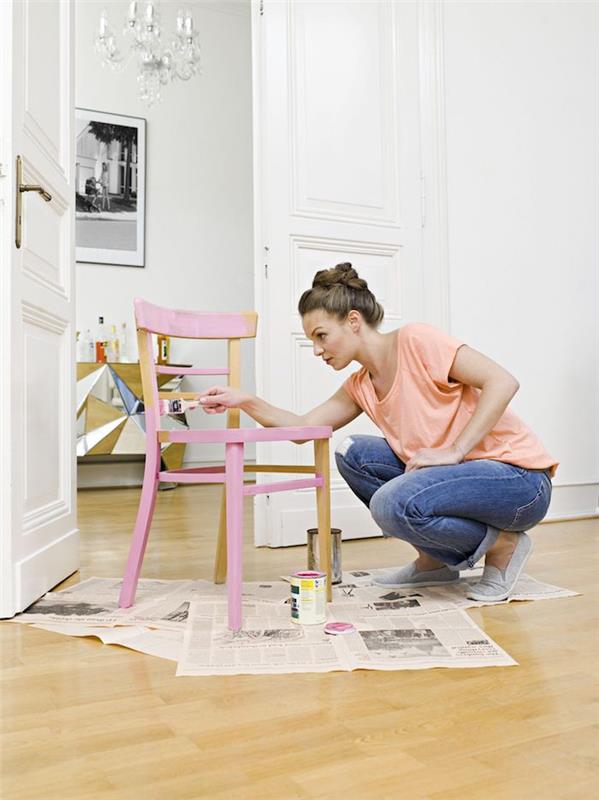 Maľba ruží na jednoduchej drevenej stoličke, maľovanie dreveného nábytku, prispôsobenie dreveného nábytku, premena starého nábytku na moderný