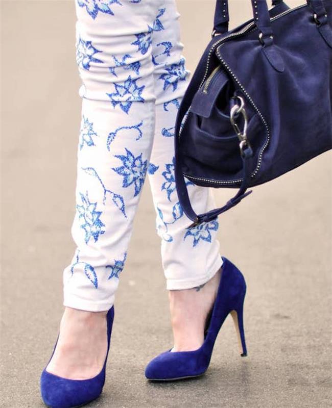 prispôsobte si džínsy vyšívacími bielymi nohavicami s taškou a modrými podpätkami