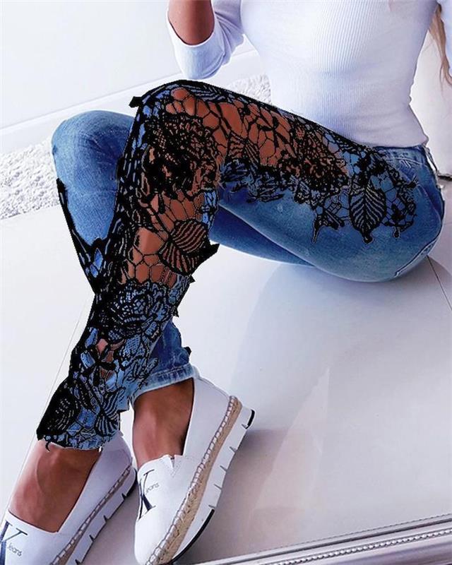 prispôsobte džínsy s otvormi v kolene pridaním čiernej výšivky žena v bielom tope a topánkach