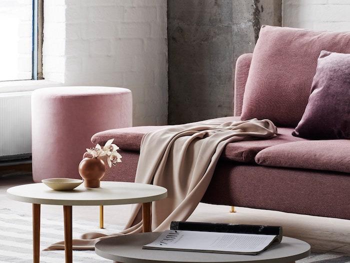 skräddarsy ikea -möbler en brun soffa i ett vardagsrum med pall och soffbord