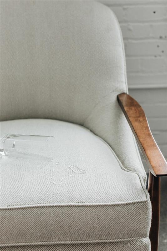 premena nábytku predtým po, premena nábytku na krémovo bielu tkaninu, modernizácia starého nábytku lakovanými hnedými drevenými podrúčkami