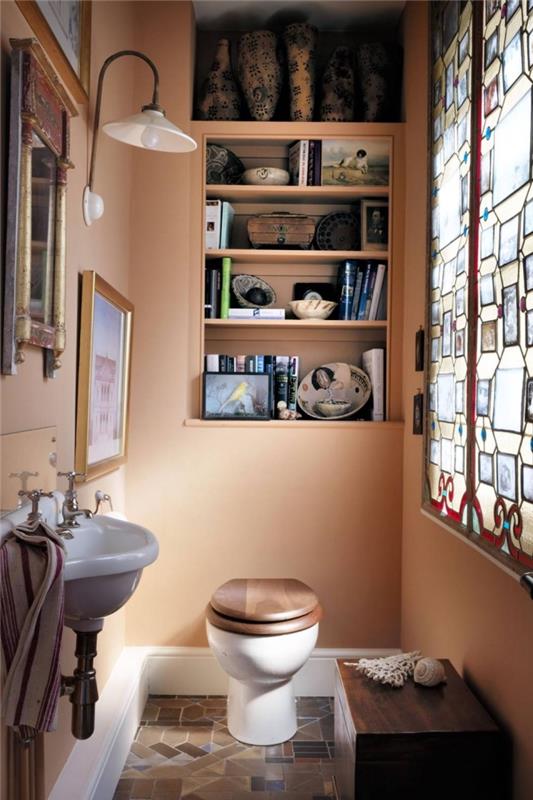 príklad, ako si prerobiť toaletu trendovou farbou, dekoráciu steny pomocou fotorámčekov v retro štýle