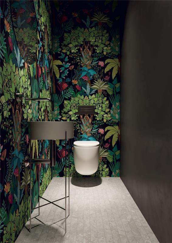 čo trendy farba na toaletu, model malej toalety s nástennou sivou uhoľnou stenou a tropickou tapetou