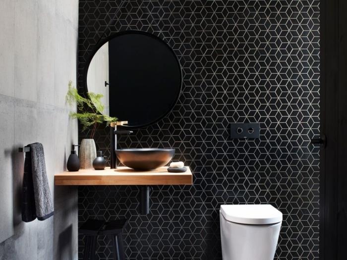 súčasný dizajn wc deco so stenou s cementovým efektom, model dlaždíc so šesťuholníkovým vzorom v čiernej a striebornej farbe