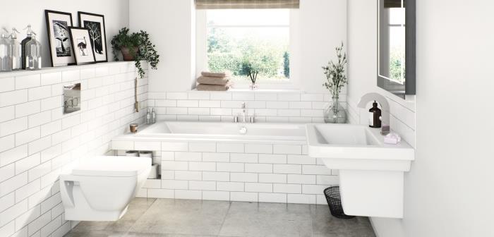 vit badrumsinredning med ljusgrå golvplattor, horisontella väggförvaringsidéer, vit tegelväggskakel
