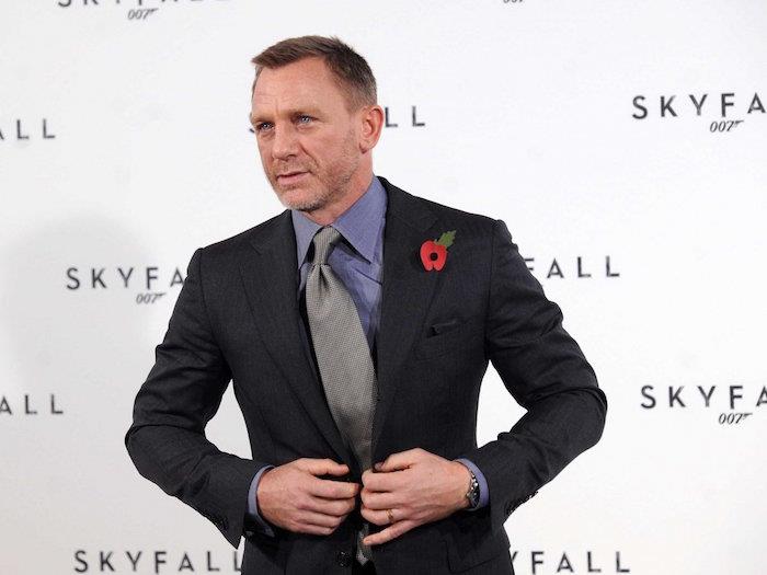 hur man bär grå slips med rosett som Daniel Craig med svart kostym på lila skjorta och stor