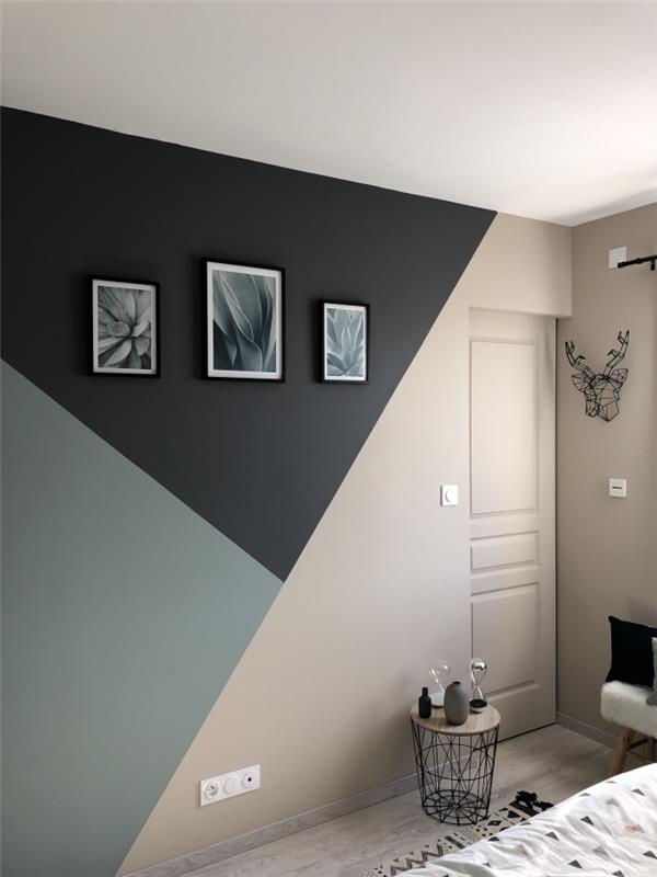 moderná výzdoba spálne dvojfarebná stena geometrické vzory trojuholníková nástenná maľba konferenčný stolík drevo a kovové čierne rámy na obrazy